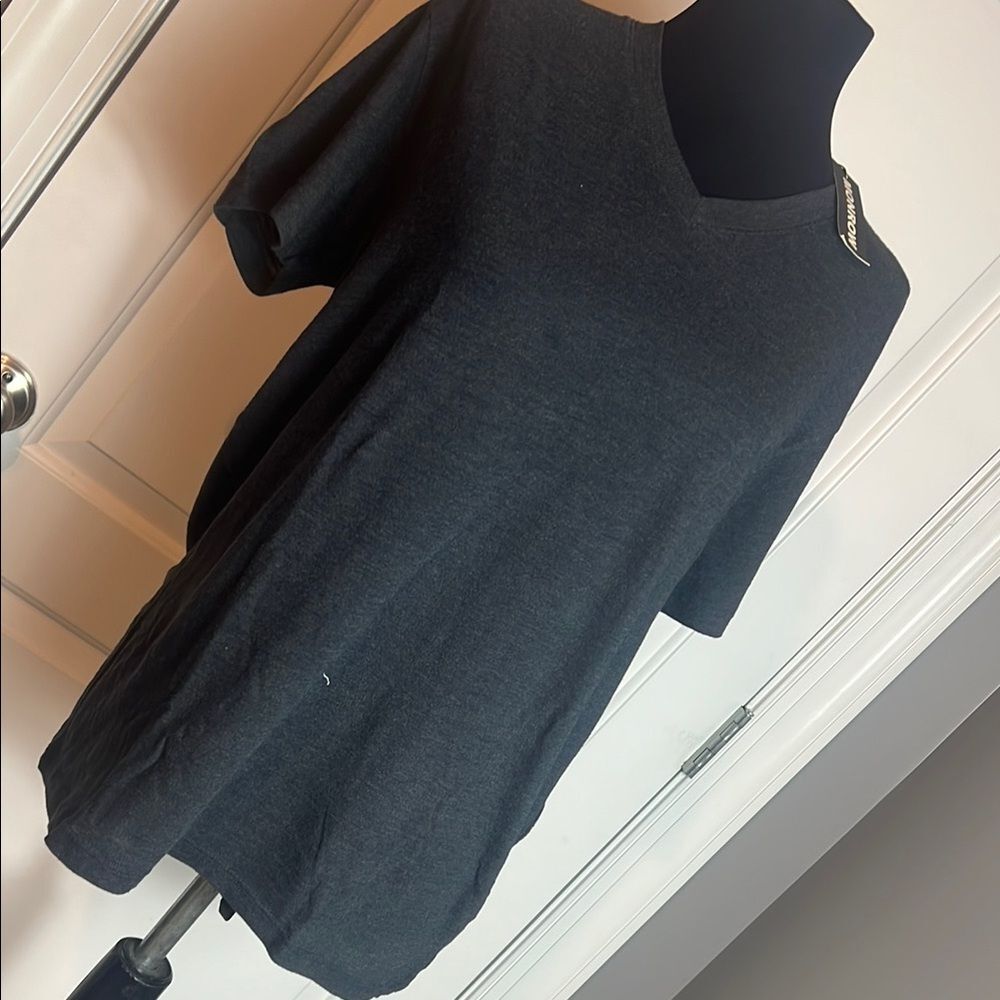 BNWT - MONROW CLASSIC V-NECK - L